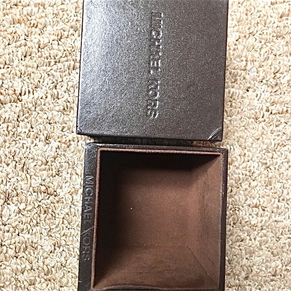 Michael Kors: brown watch box & cushion - Picture 3 of 4